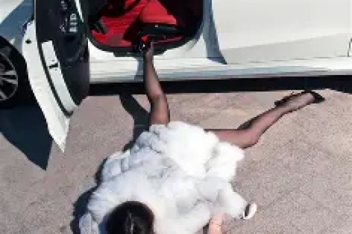 女主浮出水面！马克龙被爱妻“掌掴”线岁身姿饱满